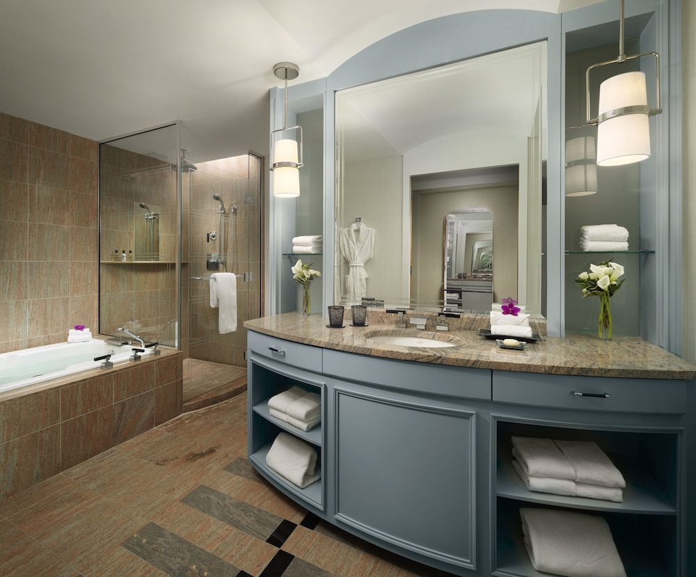 Deluxe Room, 1 King Bed, Accessible (Roll-In Shower) thumbnail 5