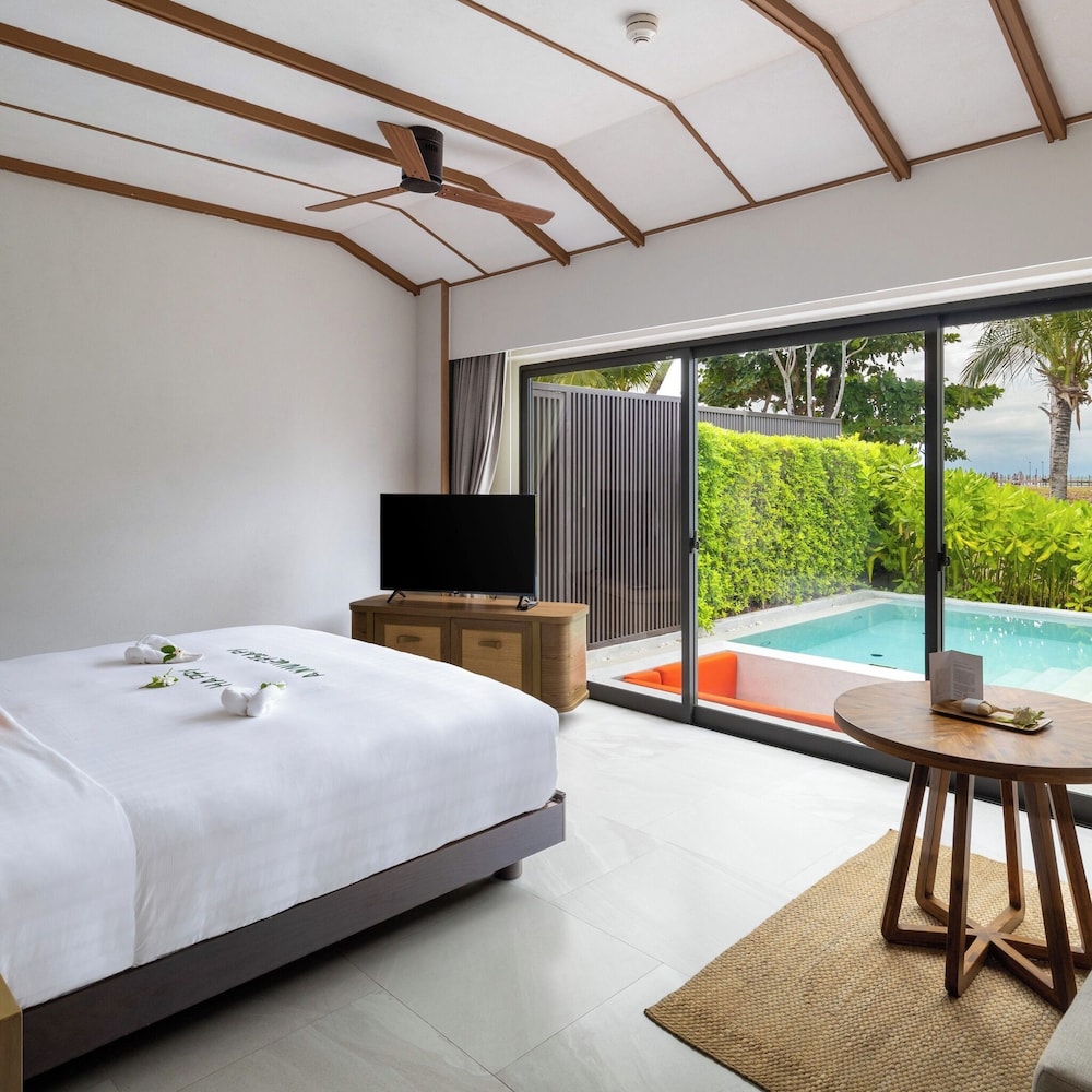 Beachfront Pool Villa - Photo 2