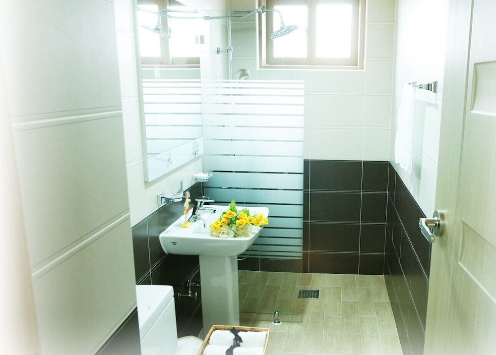 Room (A) photo 2