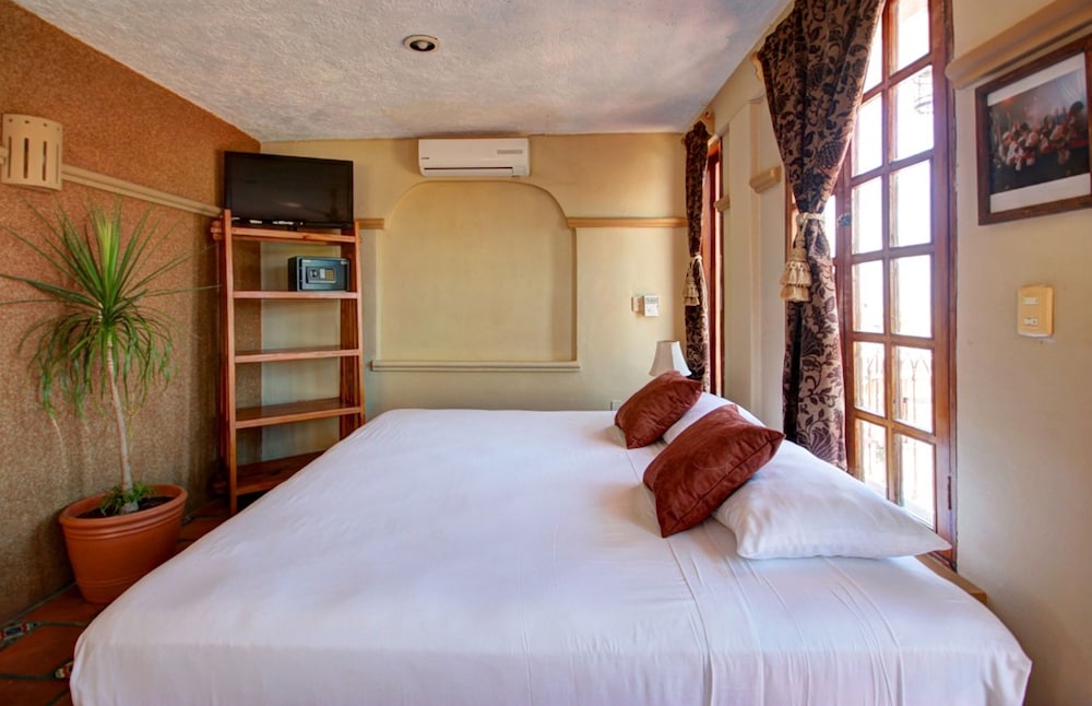 Grand Family Room, Balcony - Photo 1
