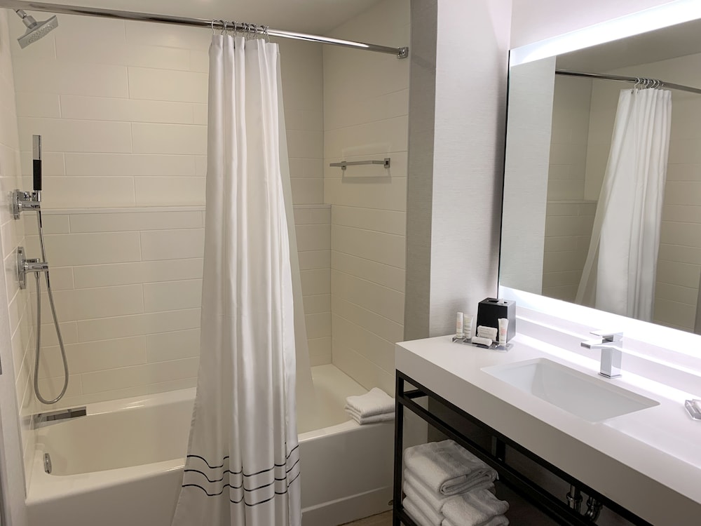 Room, 2 Queen Beds - Photo 10
