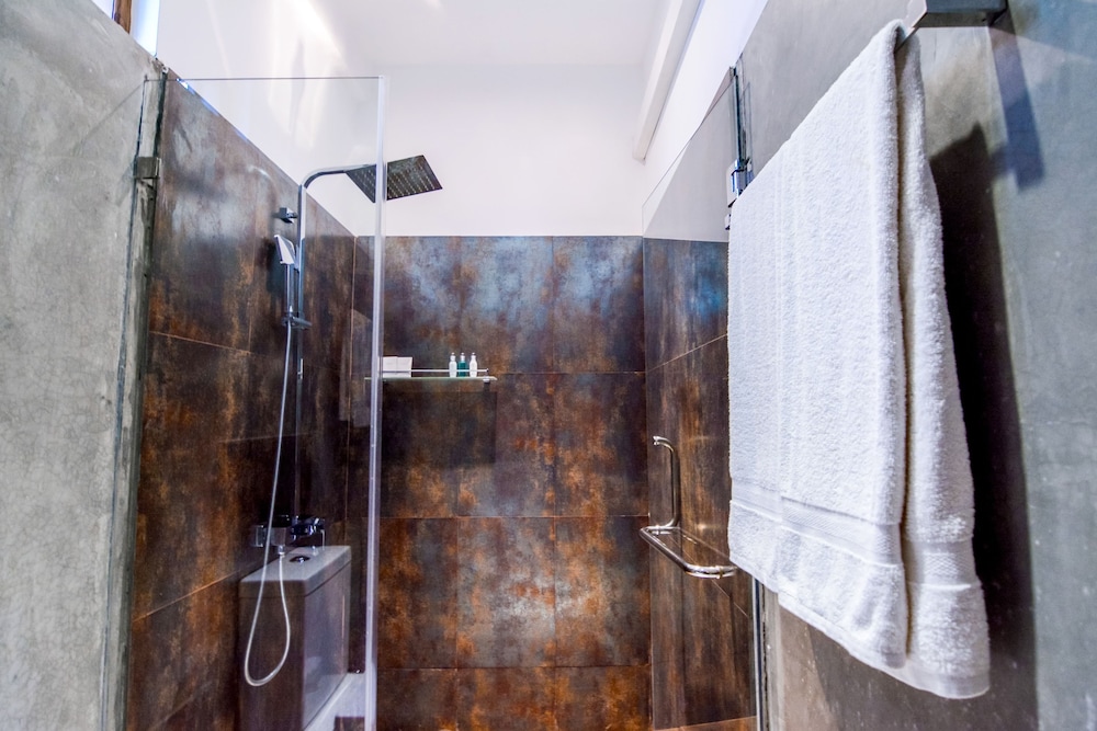 Deluxe Double or Twin Room, Ensuite photo 2