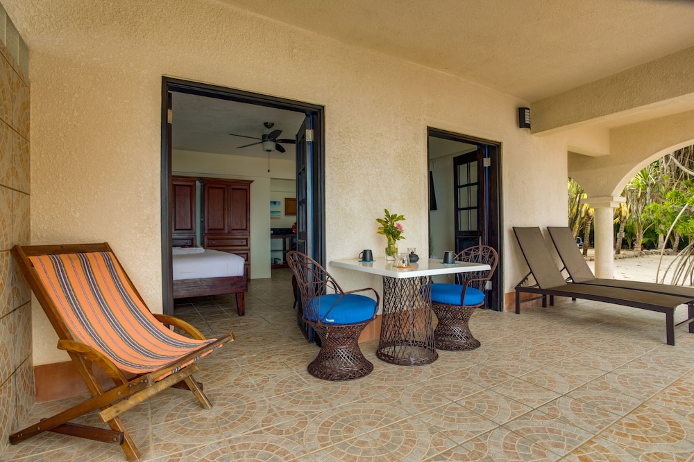 Deluxe Room, 1 King Bed, Sea View, Poolside photo 3