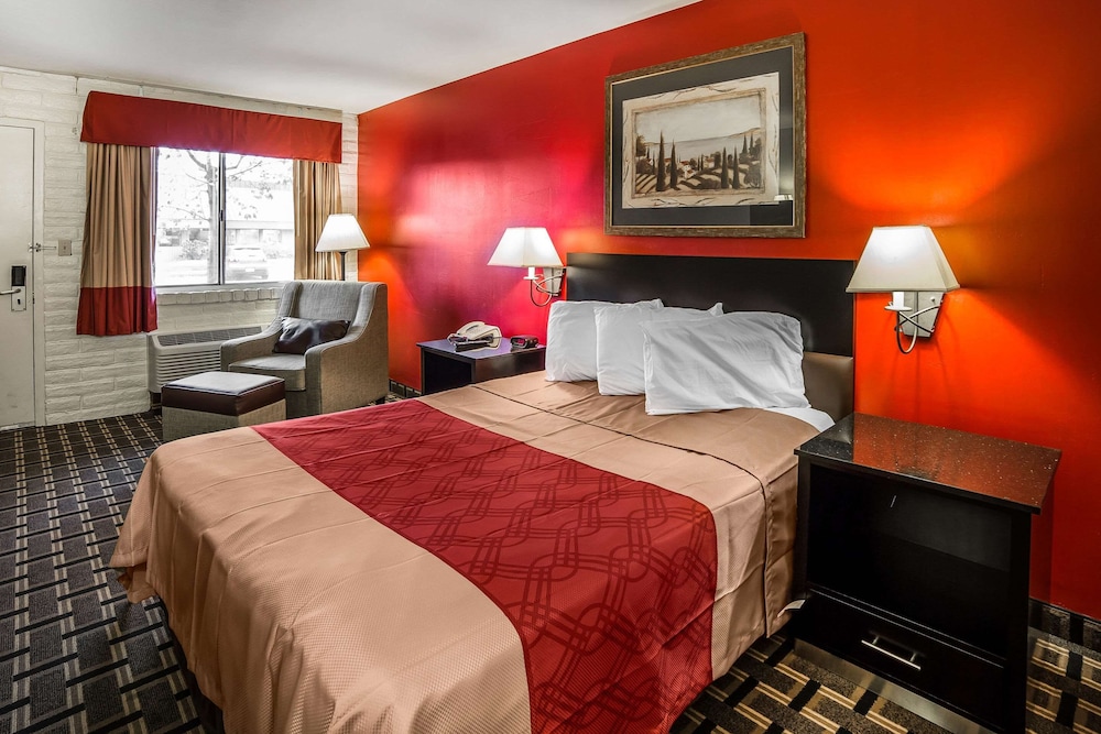 Standard Room, 1 Queen Bed, Non Smoking photo 3