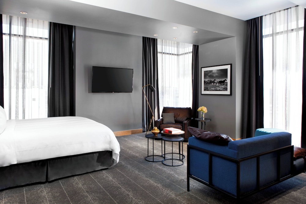 Suite, 1 King Bed, Corner - Photo 4