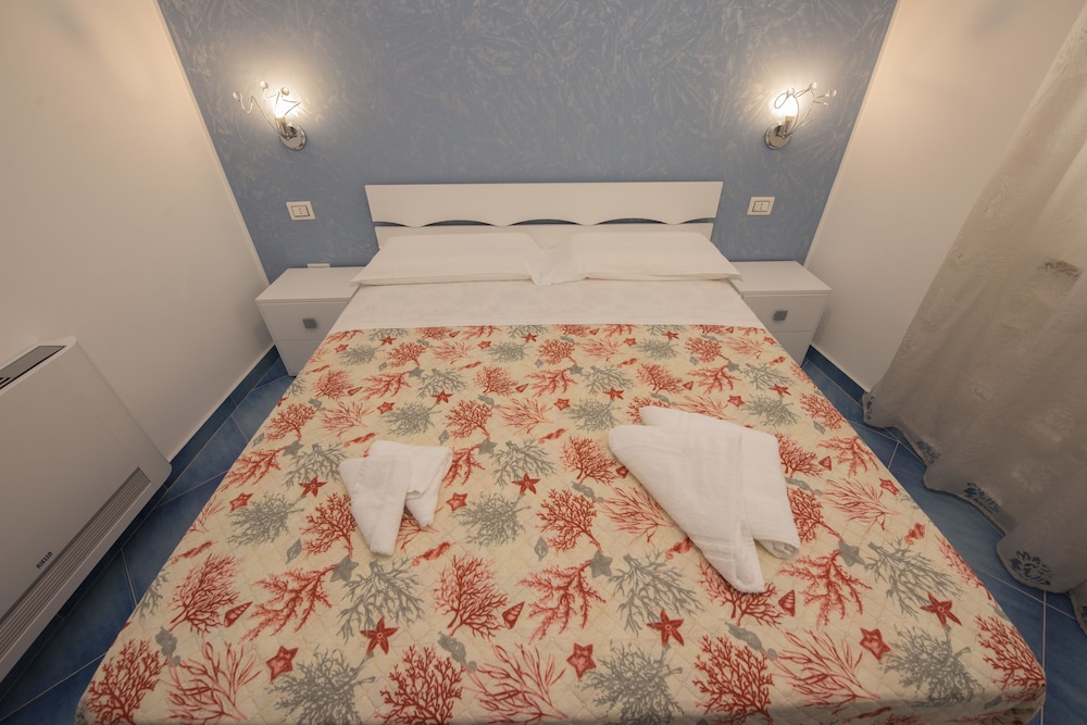 Classic Double Room, City View (201) photo 1