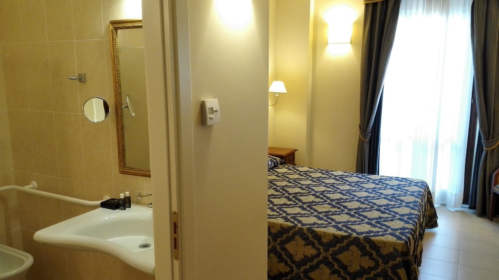 Double Room Single Use (Accesso Disabili) photo 3