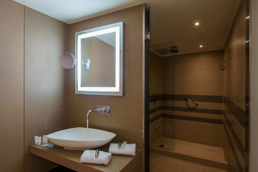 Deluxe Room with Spa Bath and Garden View