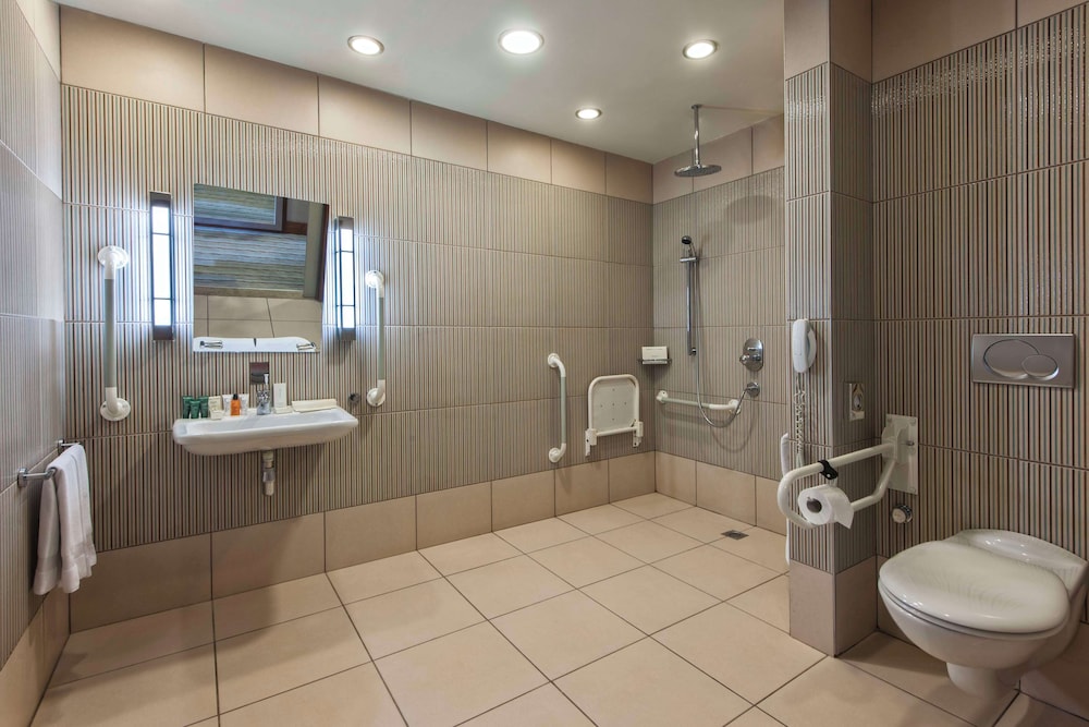 KING ACCESSIBLE GUEST ROOM WITH GARDEN VIEW thumbnail 6