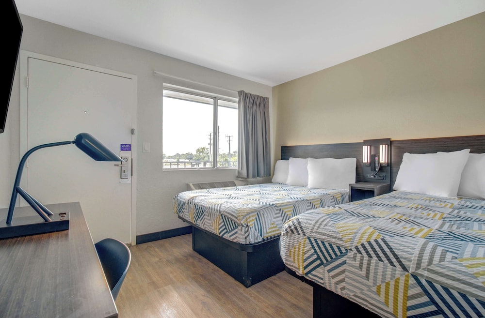 Premium Room, 2 Double Beds, Non Smoking, Refrigerator & Microwave - Photo 4