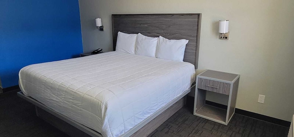 Deluxe Room, 1 King Bed photo 2