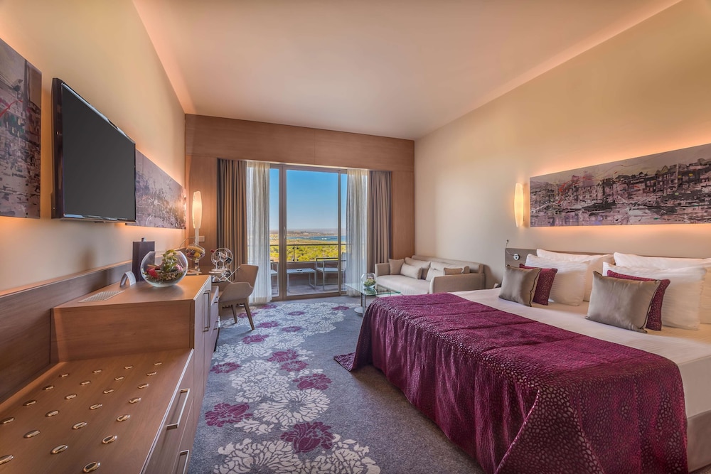 Deluxe Room, 2 Queen Beds, Partial Sea View, Beachside