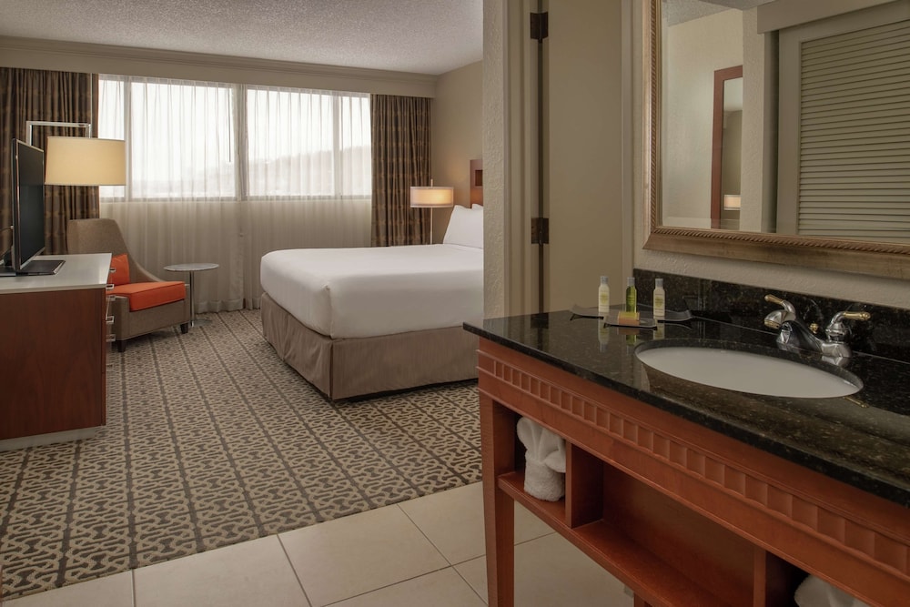1 King 2 Rm Suite - Photo 4