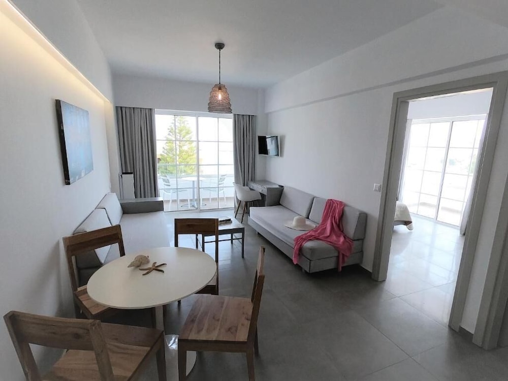 Apartment, 1 Bedroom, Partial Sea View photo 3