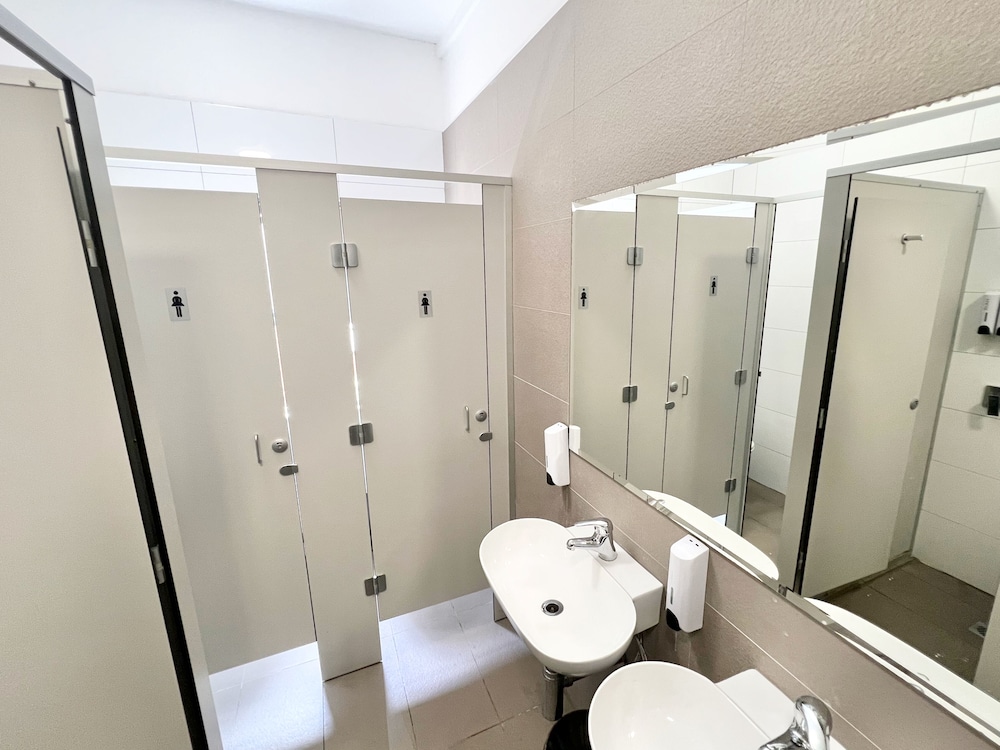 Heritage Family Room Shared Bathroom thumbnail 6
