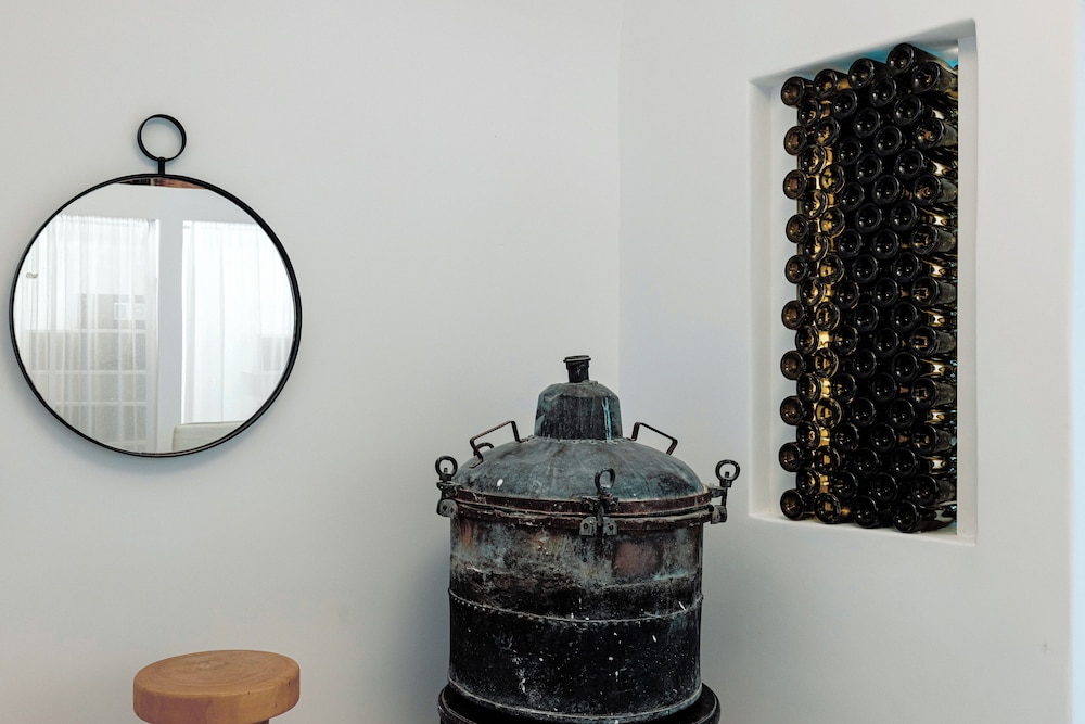 The Winemaker's Suite with Hot Tub & Caldera View - Photo 6