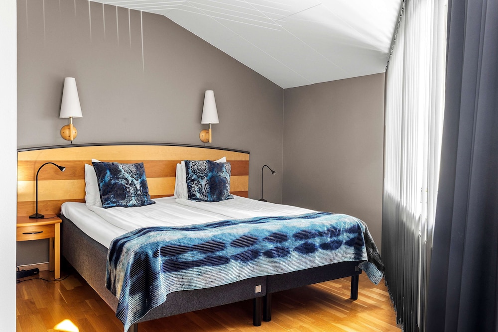 Standard Room, 1 King Bed, Non Smoking - Photo 3