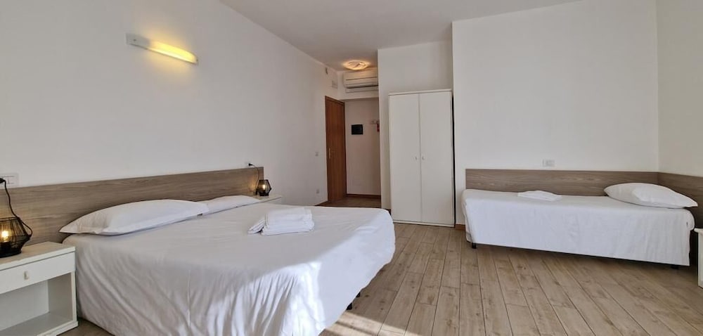 Deluxe Double or Twin Room, Lake View