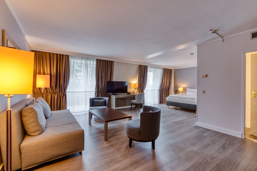 Privilege, Suite, 1 Queen Bed - Photo 7