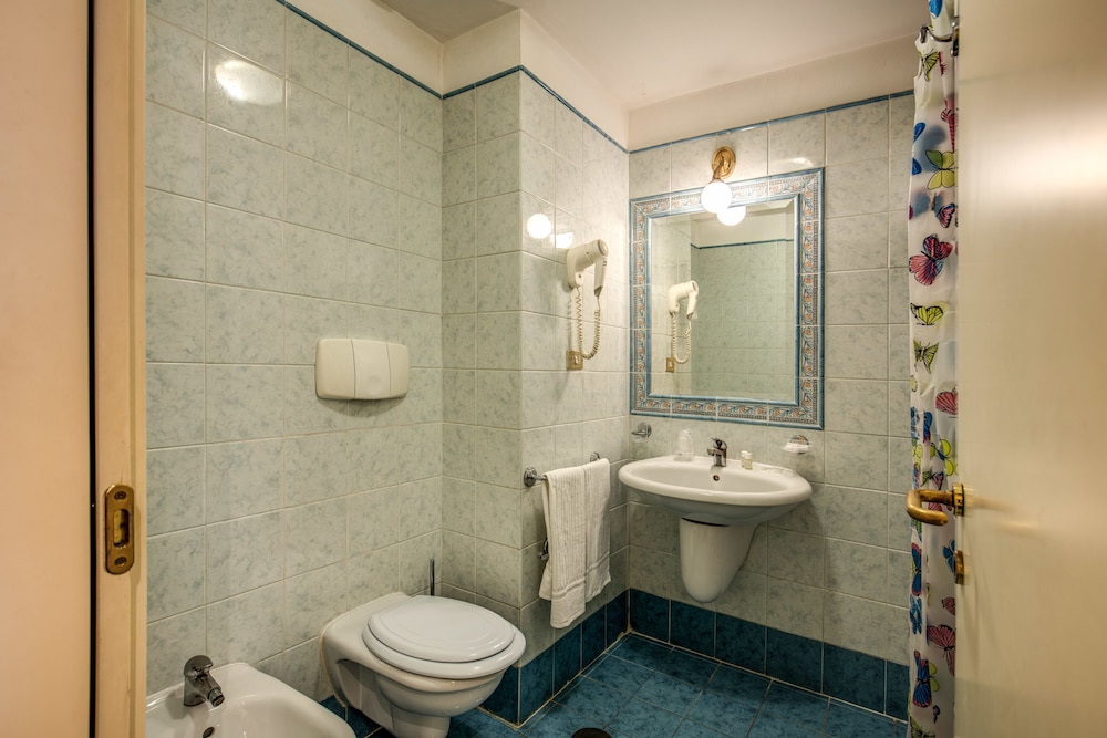 Double Room - Photo 12