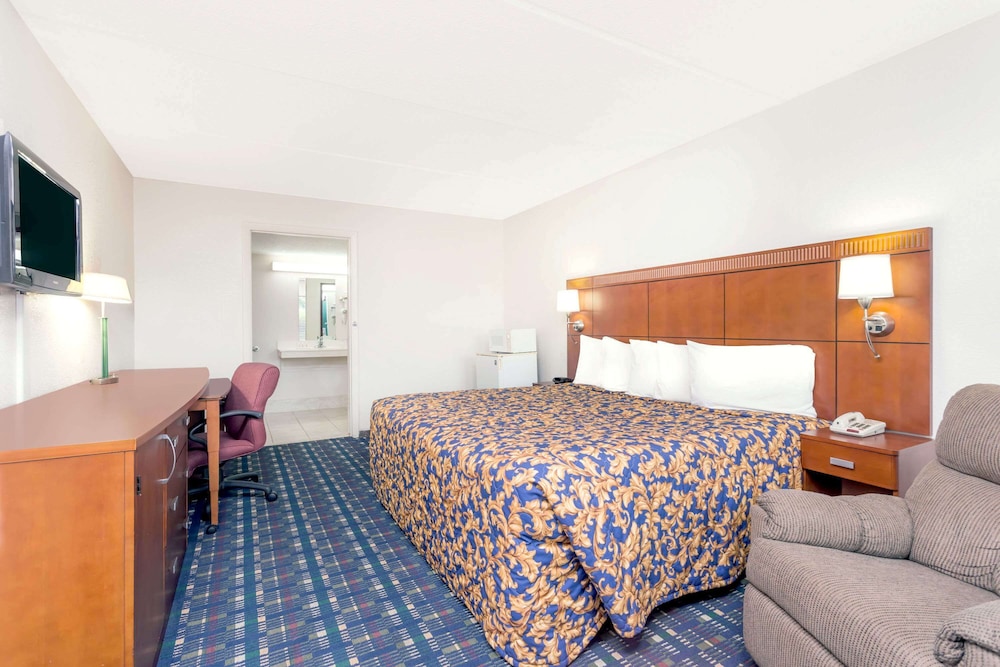 1 King Bed, Mobility Accessible Room, Bathtub w/ Grab Bars, Non-Smoking - Photo 5