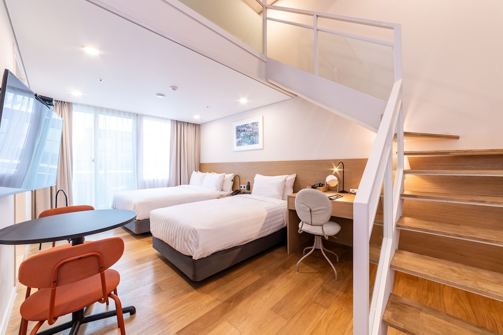 Premium Family Suite With Loft 1603 - Photo 1