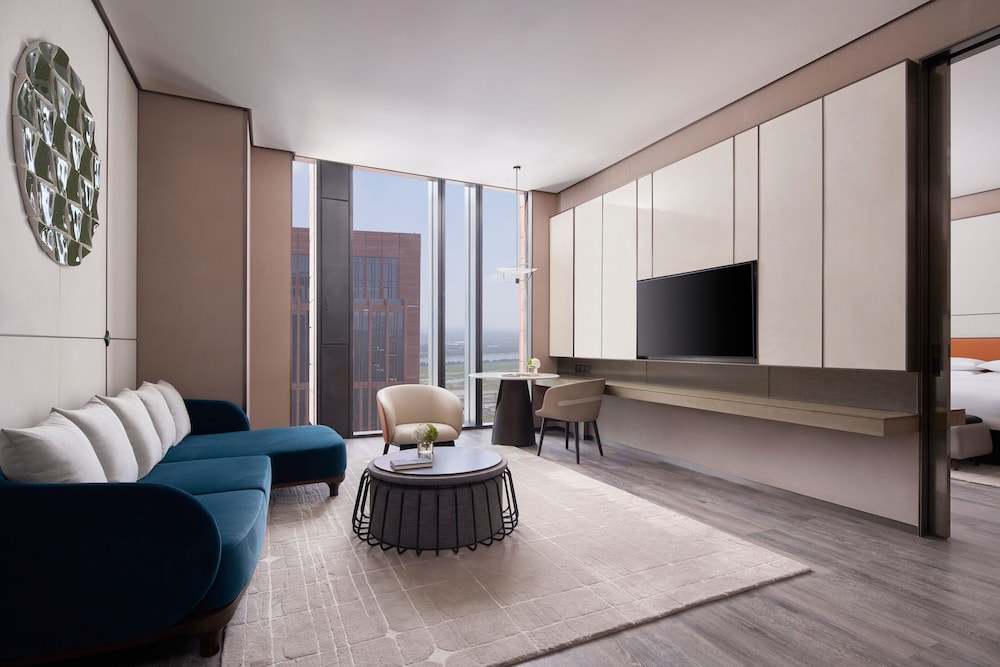 Executive Suite, 1 King Bed - Photo 3