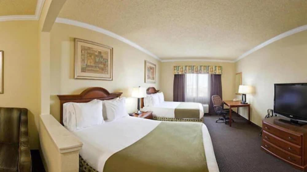 Standard Room, 2 Queen Beds - Photo 4
