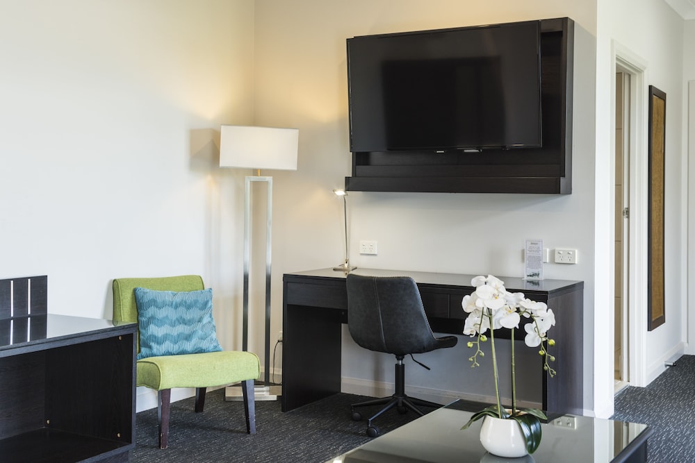 Deluxe Studio Suite, Multiple Beds thumbnail 5