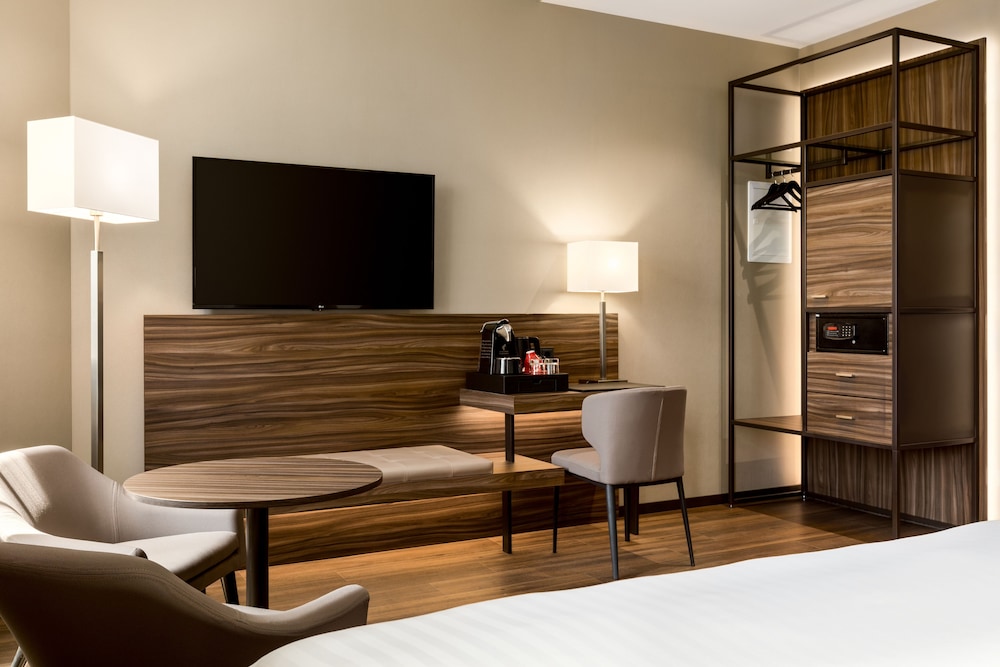 Superior Room, 1 King Bed, Non Smoking, City View photo 2
