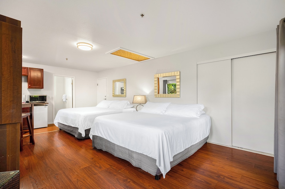 Studio Suite, 2 King Beds, Bay View