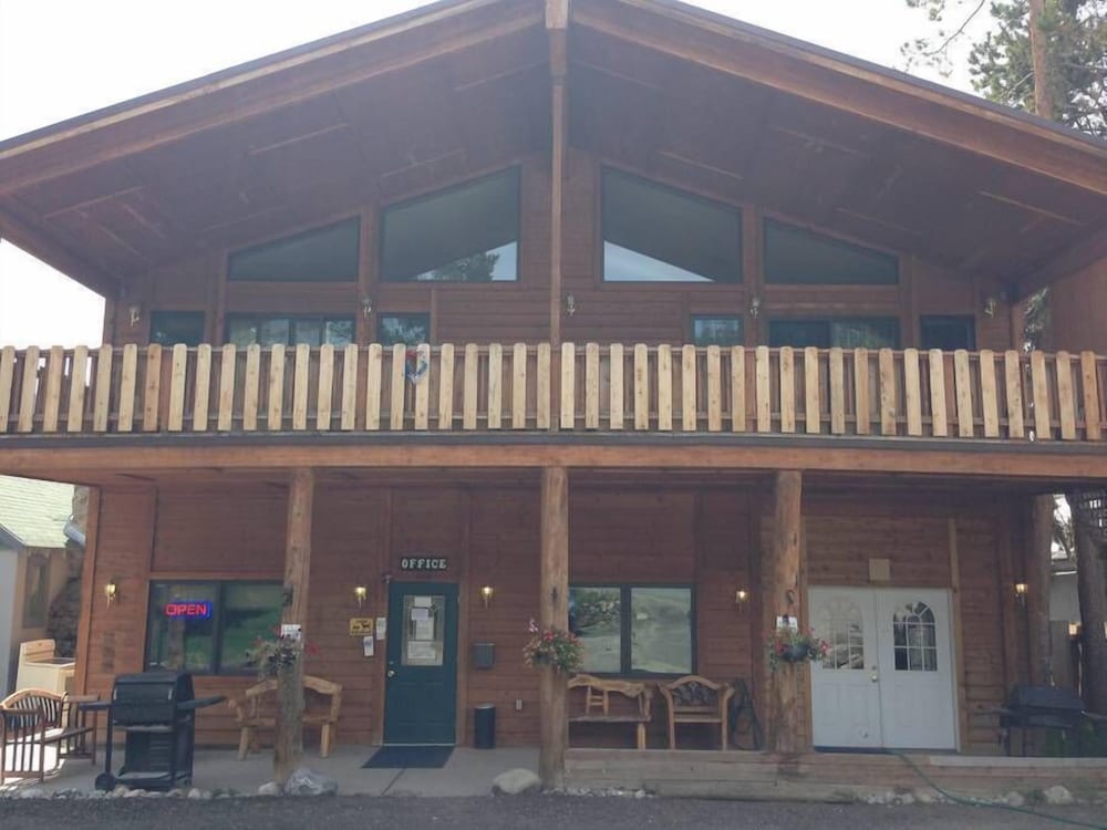 Deluxe Lodge Suite