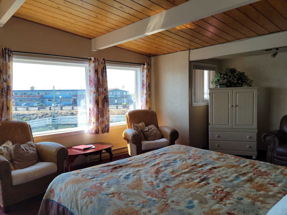 Romantic Suite, 1 King Bed with Sofa bed, Marina View, Corner photo 1