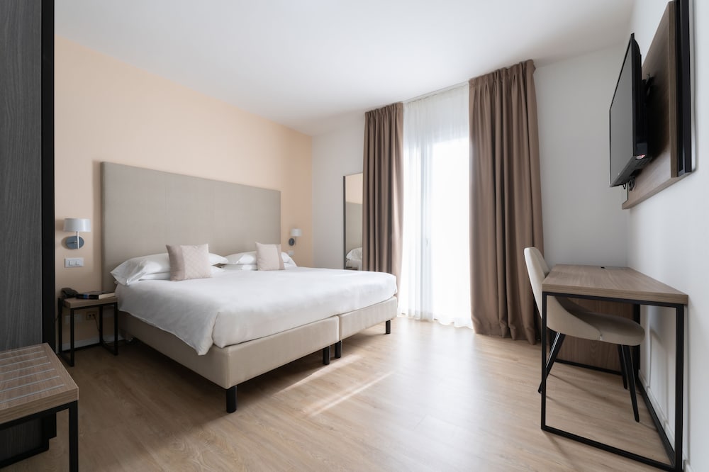 Superior Double or Twin Room, 1 Bedroom, Balcony, Partial Sea View photo 3