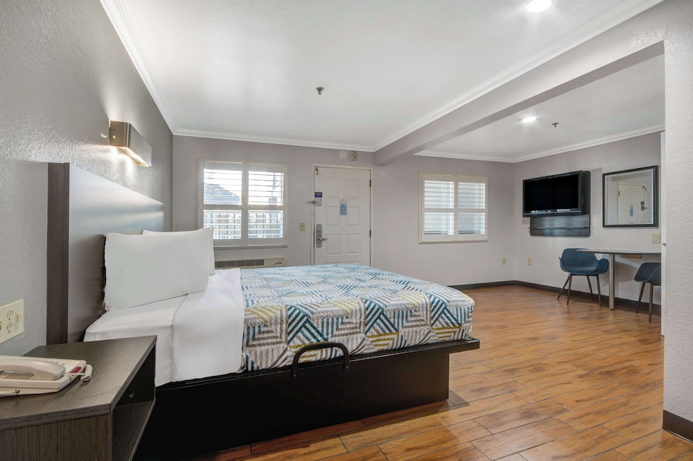 Deluxe Room, 1 King Bed, Non Smoking photo 3