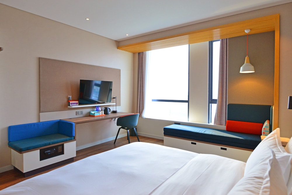 Standard Room, 1 King Bed, City View - Photo 2