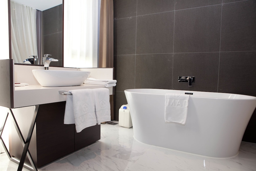 Deluxe Twin Room (Base person : 2, Max person : 3) photo 2