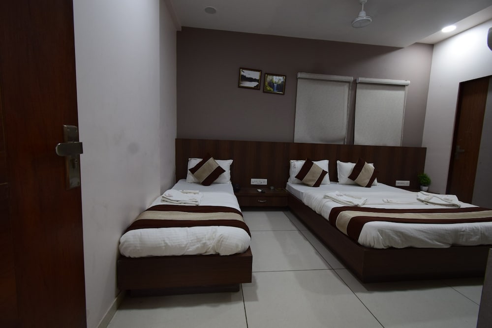 Three Bed AC Room - Photo 10