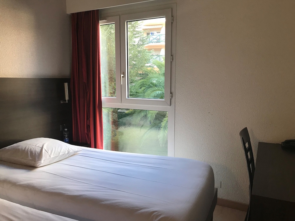 Standard Room, 2 Twin Beds - Photo 10