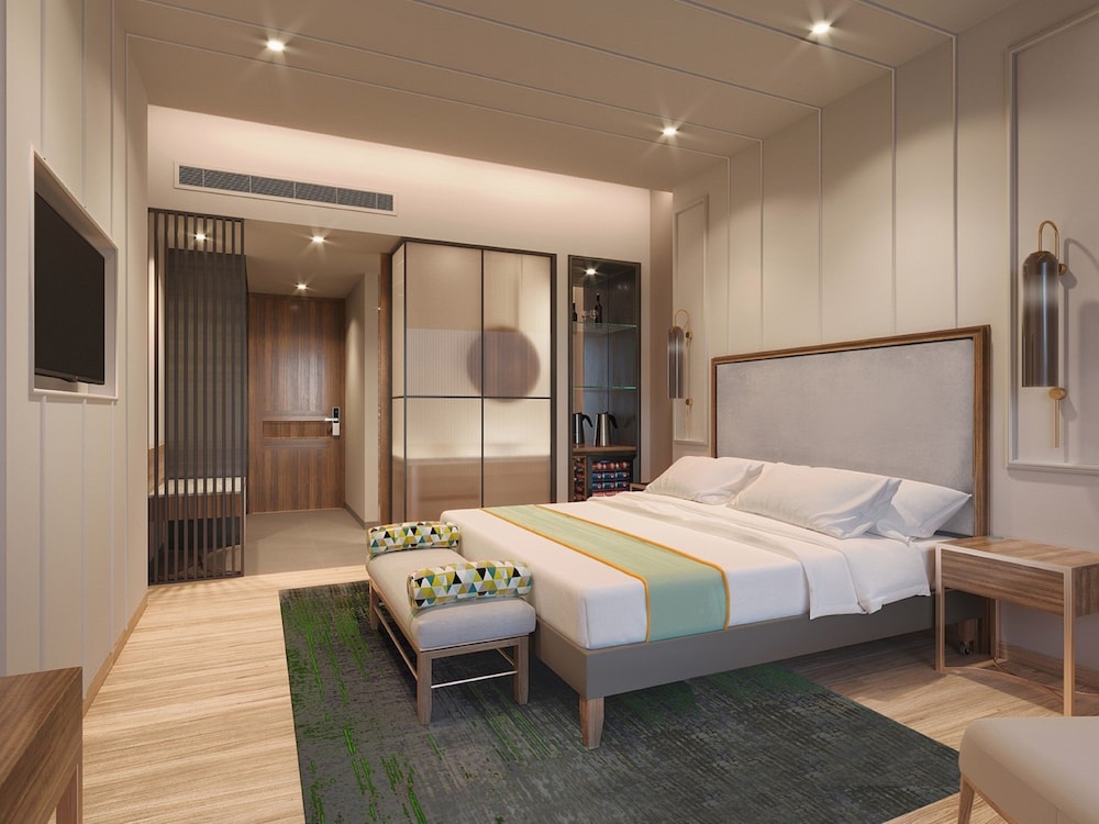 Premium Room, 1 King Bed, Balcony photo 2