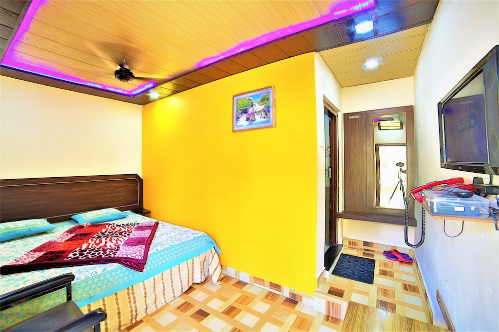 Deluxe Room, 1 Double Bed (NON AC) photo 2