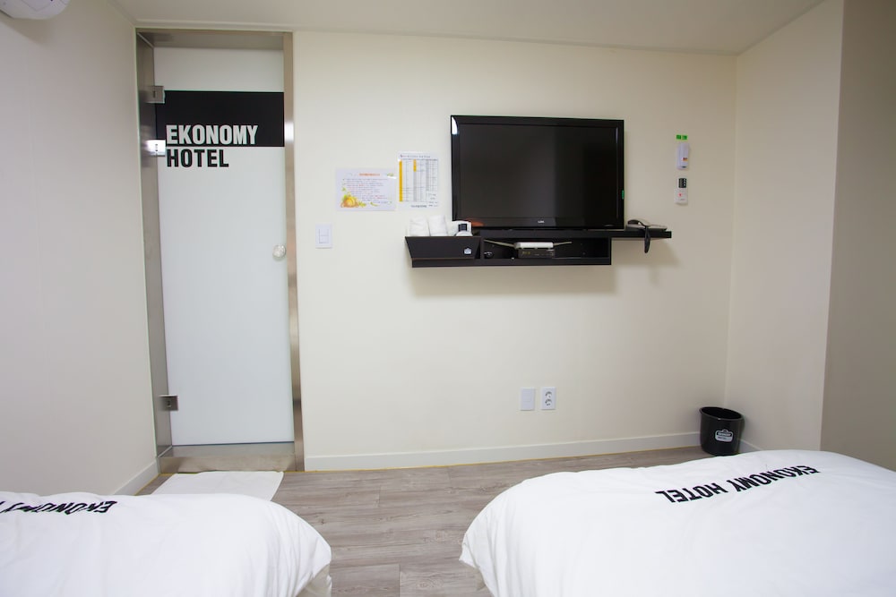 Economy Twin (Light Breakfast for 2 people, Free Access of Community Room - 1 hour per stay) photo 3