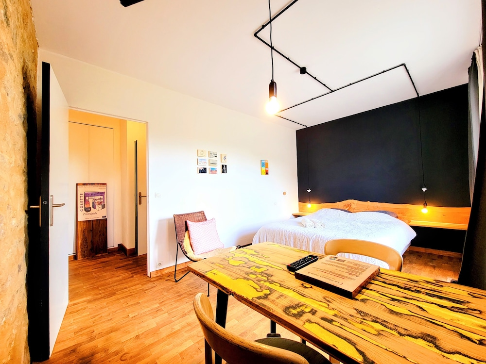 Deluxe Double Room, 1 Queen Bed, Private Bathroom, Garden View photo 2