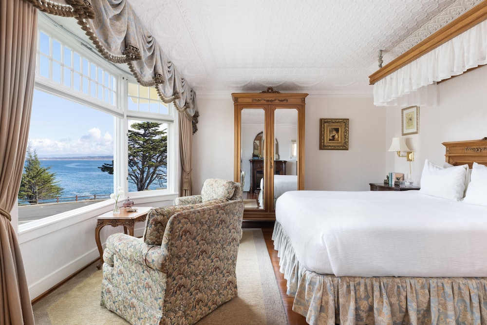 Superior Room, 1 King Bed, Fireplace, Ocean View
