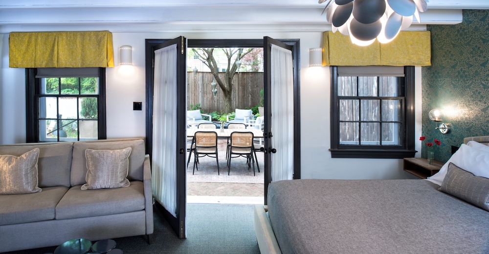 The Poppy King Premium with Tub and Personal Patio
