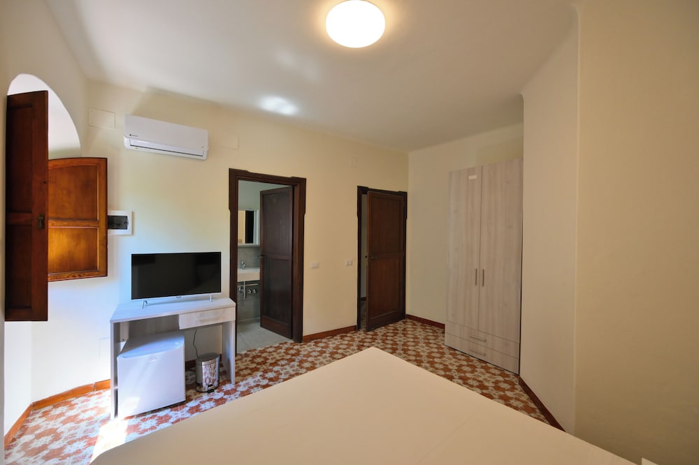 Room, Garden View