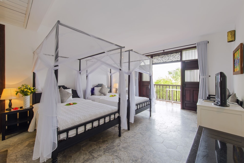 Grand Room, Garden View
