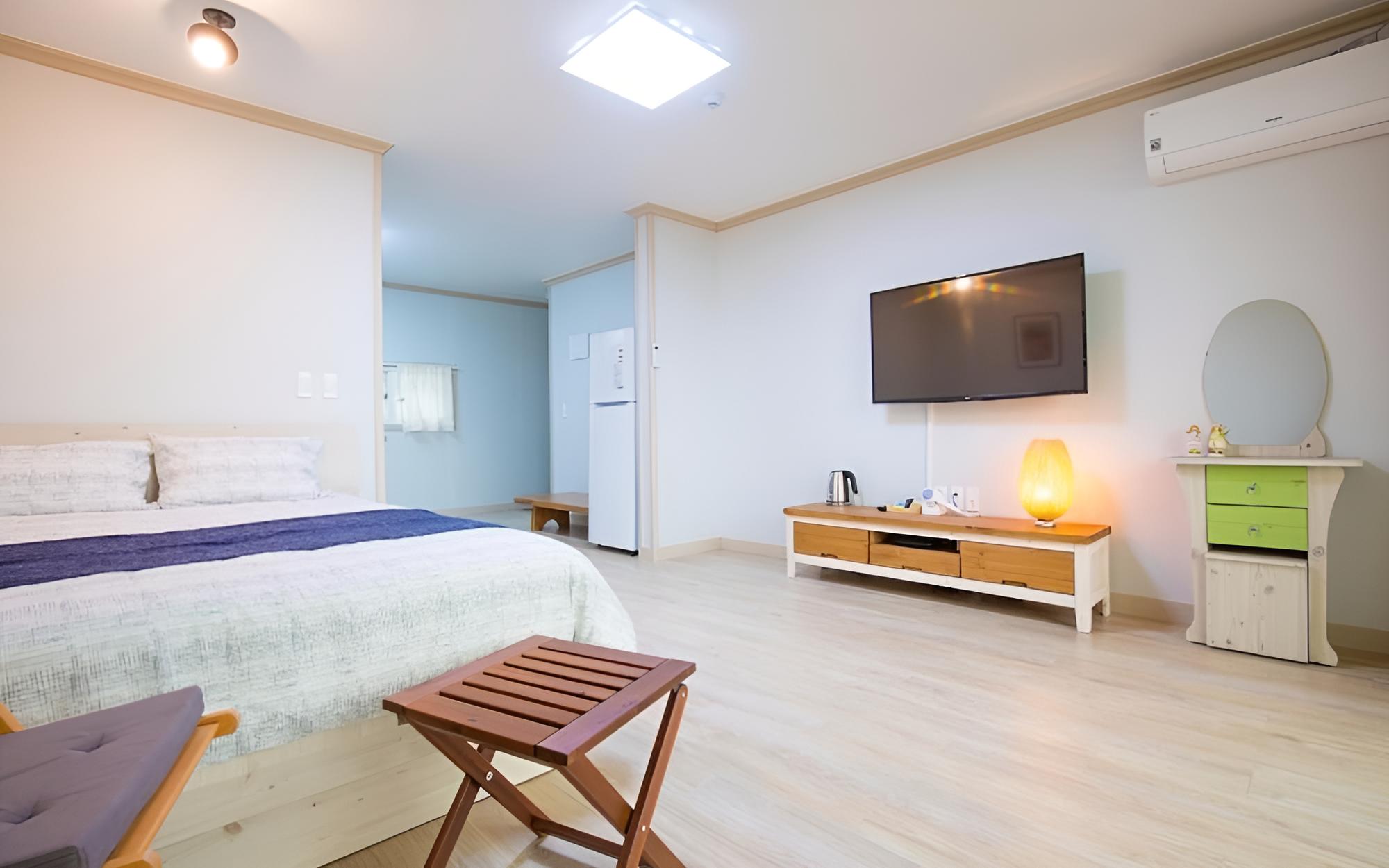 Room (No 303 (3F)) photo 3
