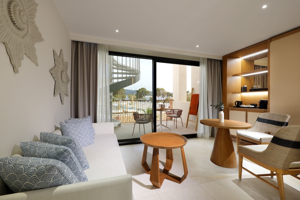 Junior Suite (Signature Level, Swim up) - Club Access Included - Photo 11