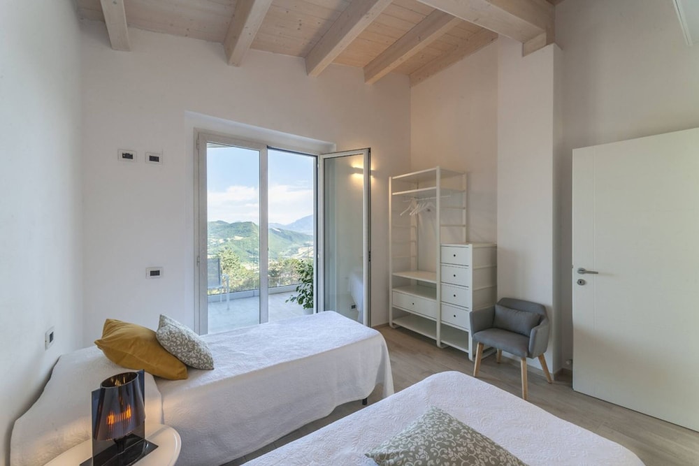 Villa, Smoking photo 3